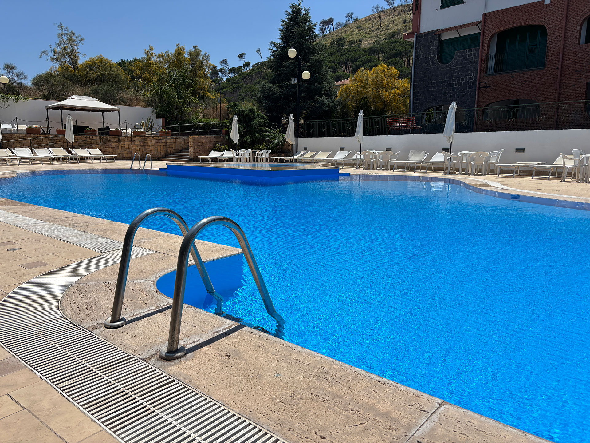 piscina-hotel-biancaneve
